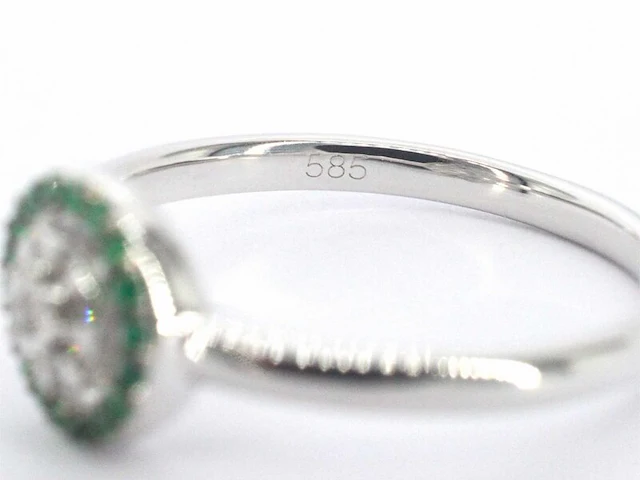 Witgouden ring met diamanten en smaragden - afbeelding 8 van  10