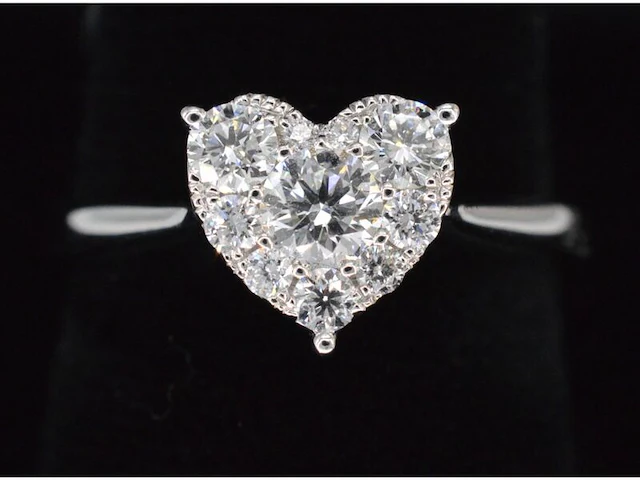 Witgouden ring met diamanten in hart vorm - afbeelding 1 van  8