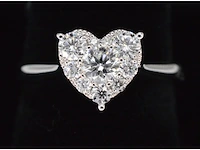 Witgouden ring met diamanten in hart vorm - afbeelding 1 van  8