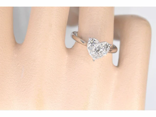 Witgouden ring met diamanten in hart vorm - afbeelding 2 van  8