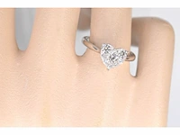 Witgouden ring met diamanten in hart vorm - afbeelding 2 van  8