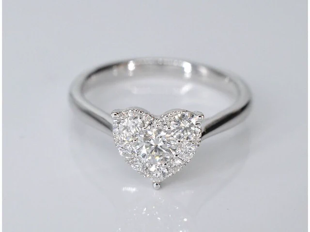 Witgouden ring met diamanten in hart vorm - afbeelding 3 van  8