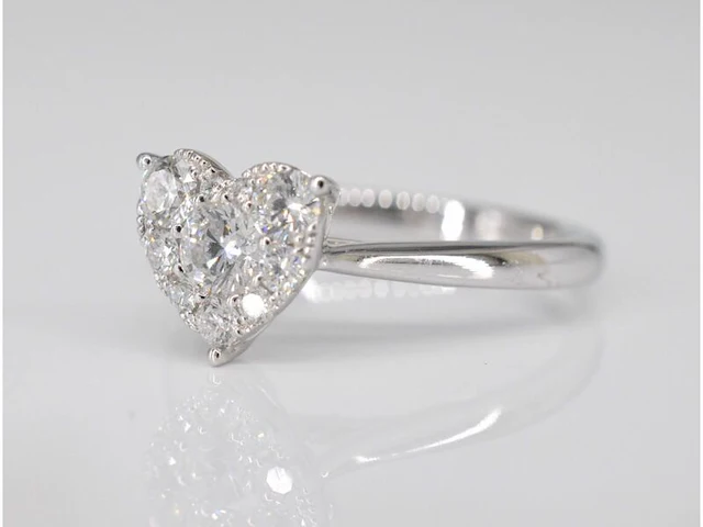 Witgouden ring met diamanten in hart vorm - afbeelding 4 van  8