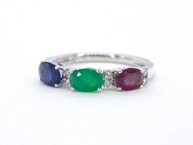 Witgouden ring met diamanten, saffier, robijn en smaragd - afbeelding 9 van  10