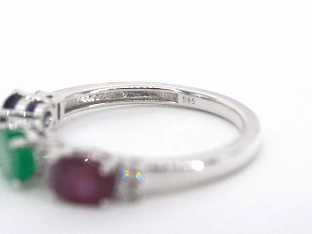 Witgouden ring met diamanten, saffier, robijn en smaragd - afbeelding 9 van  9
