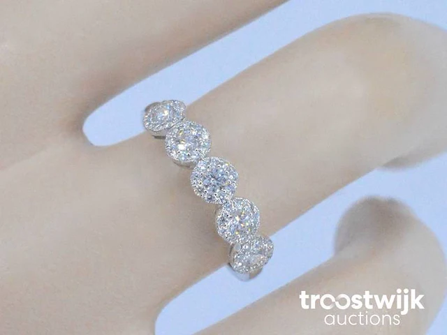 Witgouden ring met diamanten - afbeelding 2 van  9