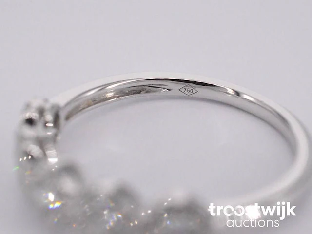 Witgouden ring met diamanten - afbeelding 8 van  9