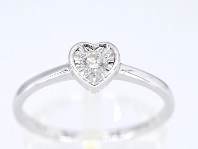 Witgouden ring met een briljant geslepen diamant in hartvorm - afbeelding 1 van  5