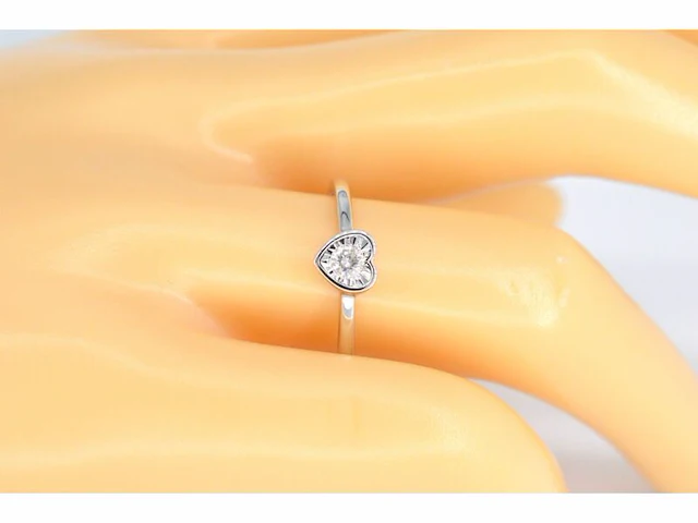 Witgouden ring met een briljant geslepen diamant in hartvorm - afbeelding 2 van  5