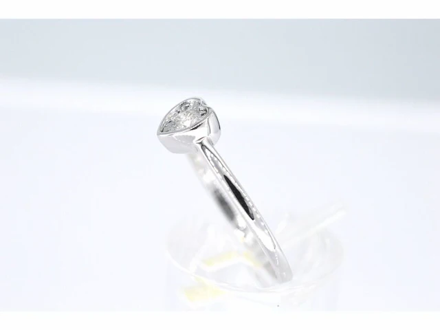 Witgouden ring met een briljant geslepen diamant in hartvorm - afbeelding 3 van  5