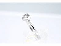Witgouden ring met een briljant geslepen diamant in hartvorm - afbeelding 3 van  5