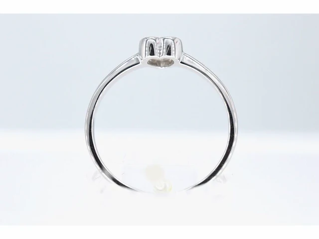 Witgouden ring met een briljant geslepen diamant in hartvorm - afbeelding 4 van  5