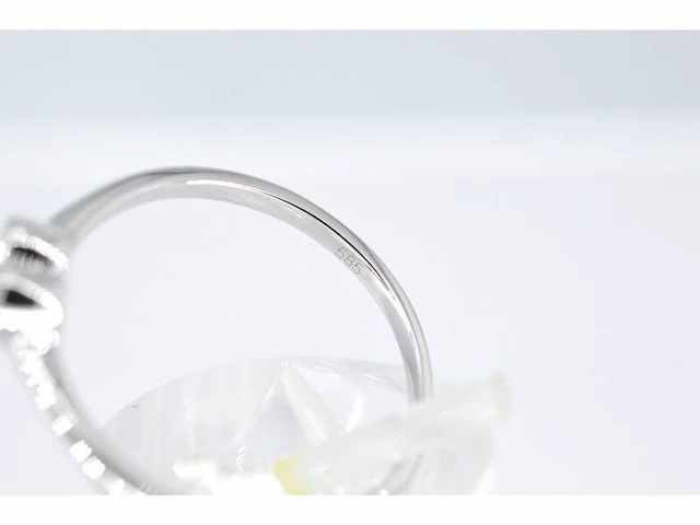 Witgouden ring met een briljant geslepen diamant in hartvorm - afbeelding 5 van  5