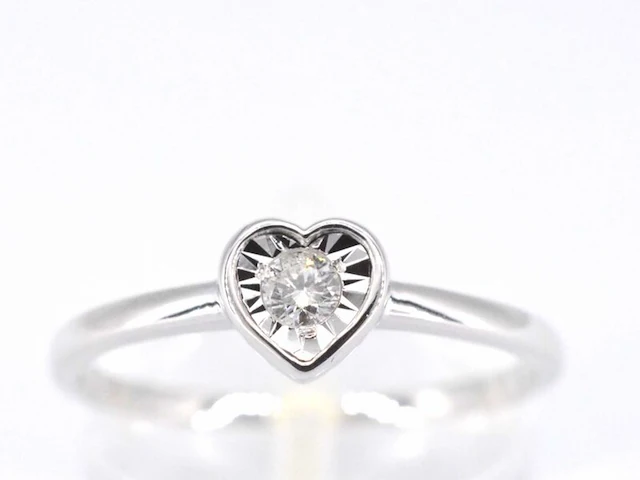 Witgouden ring met een briljant geslepen diamant in hartvorm - afbeelding 1 van  10