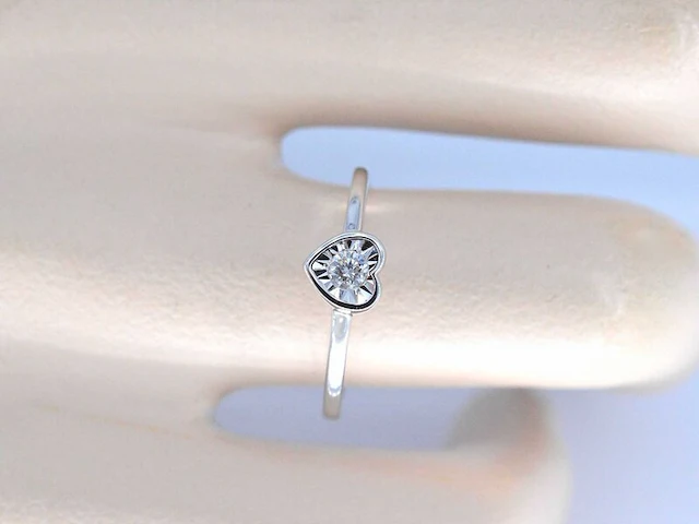 Witgouden ring met een briljant geslepen diamant in hartvorm - afbeelding 3 van  10