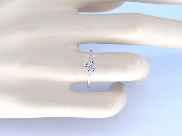 Witgouden ring met een briljant geslepen diamant in hartvorm - afbeelding 4 van  10