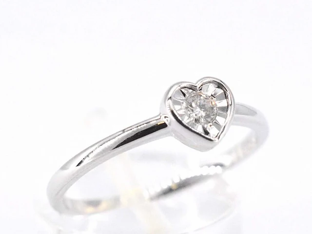Witgouden ring met een briljant geslepen diamant in hartvorm - afbeelding 5 van  10