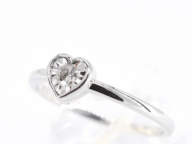 Witgouden ring met een briljant geslepen diamant in hartvorm - afbeelding 6 van  10