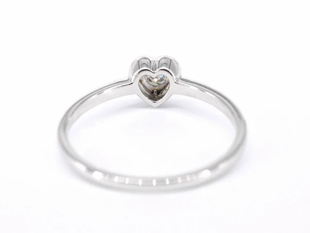 Witgouden ring met een briljant geslepen diamant in hartvorm - afbeelding 8 van  10
