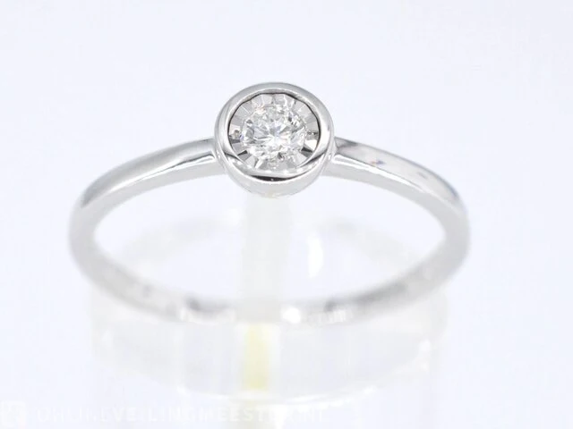 Witgouden ring met een briljant geslepen diamant - afbeelding 1 van  6