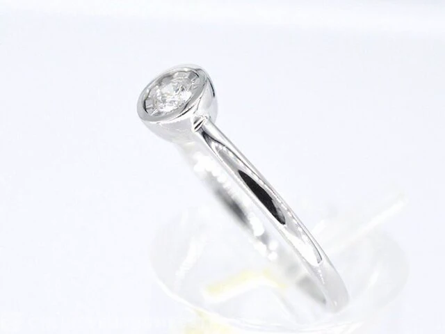 Witgouden ring met een briljant geslepen diamant - afbeelding 3 van  6