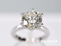 Witgouden ring met een grote briljant geslepen diamant van 4.02 carat