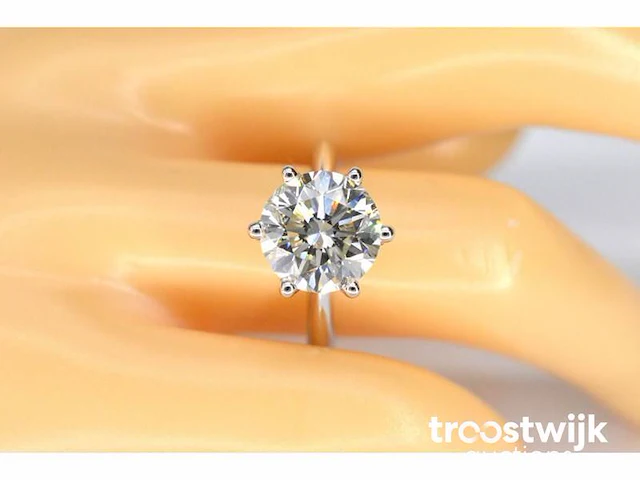 Witgouden ring met een grote briljant geslepen diamant van 4.02 carat - afbeelding 2 van  7