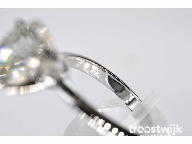 Witgouden ring met een grote briljant geslepen diamant van 4.02 carat - afbeelding 5 van  7