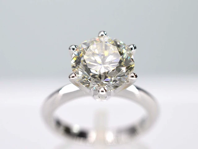 Witgouden ring met een grote briljant geslepen diamant van 5.06 carat - afbeelding 1 van  6