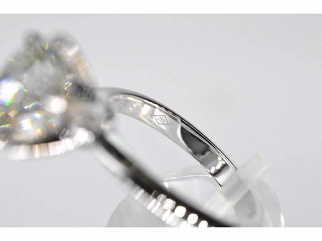 Witgouden ring met een grote briljant geslepen diamant van 5.06 carat - afbeelding 5 van  6
