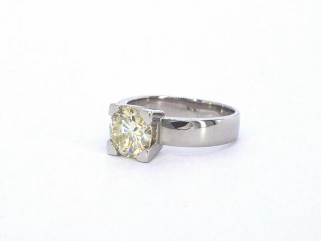 Witgouden ring met een grote fancy yellow diamant van 2.40 carat - afbeelding 5 van  8