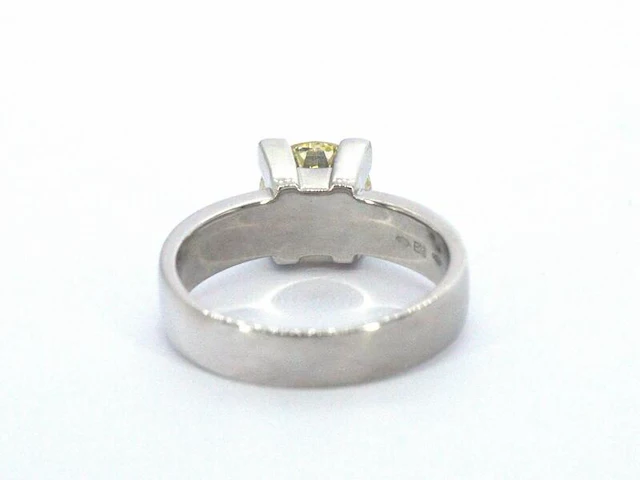 Witgouden ring met een grote fancy yellow diamant van 2.40 carat - afbeelding 7 van  8
