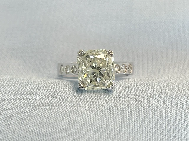 Witgouden ring met een grote natuurlijke diamant van 5.07 carat en natuurlijke briljant geslepen diamanten - afbeelding 1 van  5