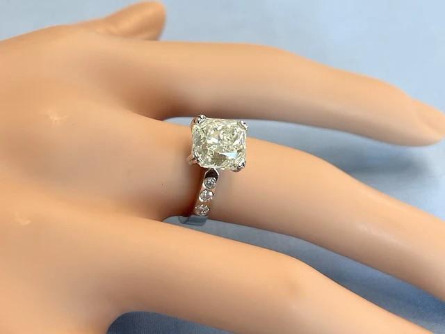 Witgouden ring met een grote natuurlijke diamant van 5.07 carat en natuurlijke briljant geslepen diamanten - afbeelding 2 van  5