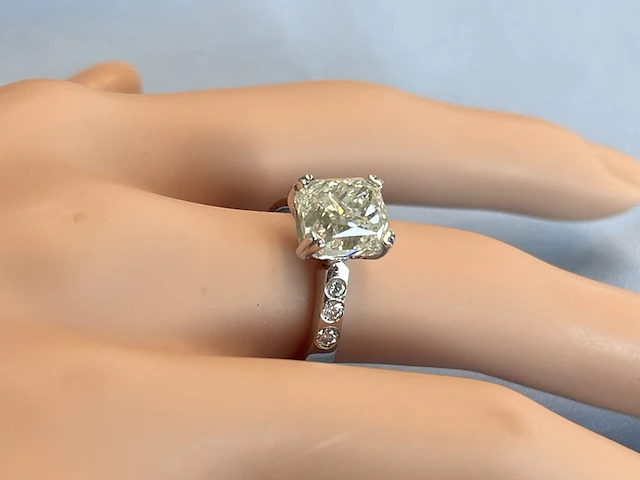 Witgouden ring met een grote natuurlijke diamant van 5.07 carat en natuurlijke briljant geslepen diamanten - afbeelding 3 van  5