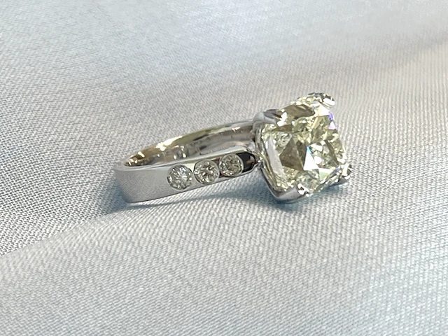 Witgouden ring met een grote natuurlijke diamant van 5.07 carat en natuurlijke briljant geslepen diamanten - afbeelding 4 van  5