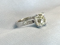 Witgouden ring met een grote natuurlijke diamant van 5.07 carat en natuurlijke briljant geslepen diamanten - afbeelding 4 van  5