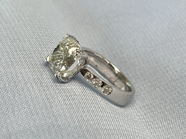 Witgouden ring met een grote natuurlijke diamant van 5.07 carat en natuurlijke briljant geslepen diamanten - afbeelding 5 van  5