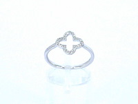 Witgouden ring met een open klaver vier motief gezet met diamanten - afbeelding 5 van  8