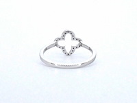 Witgouden ring met een open klaver vier motief gezet met diamanten - afbeelding 6 van  8