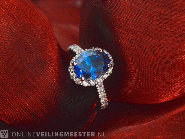 Witgouden ring met een ovale blauwe edelsteen - afbeelding 1 van  9