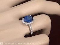 Witgouden ring met een ovale blauwe edelsteen - afbeelding 3 van  9