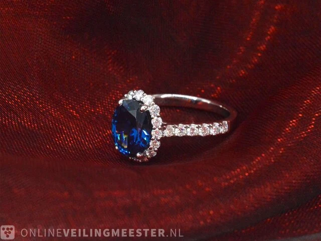 Witgouden ring met een ovale blauwe edelsteen - afbeelding 4 van  9