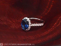 Witgouden ring met een ovale blauwe edelsteen - afbeelding 4 van  9