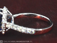 Witgouden ring met een ovale blauwe edelsteen - afbeelding 9 van  9