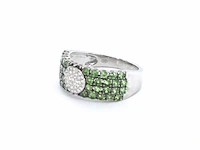Witgouden ring met natuurlijke diamanten en groene natuurlijke edelstenen - afbeelding 4 van  8