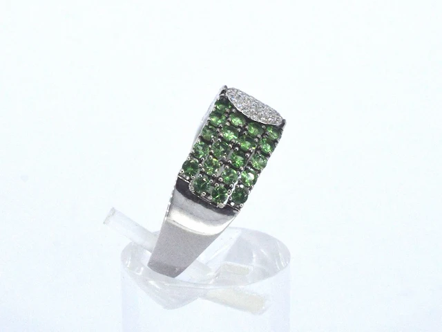 Witgouden ring met natuurlijke diamanten en groene natuurlijke edelstenen - afbeelding 7 van  8
