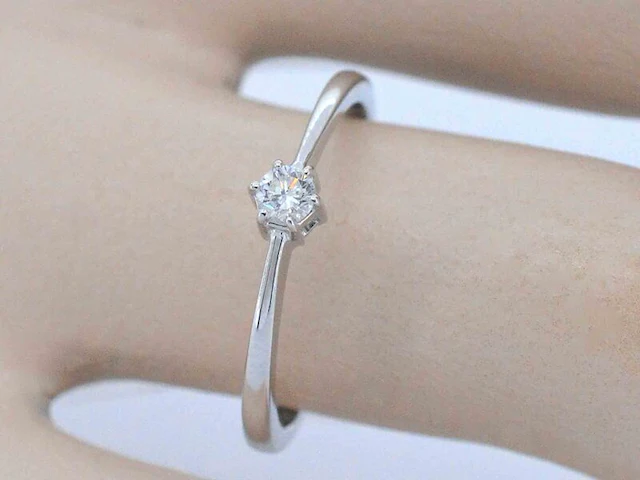 Witgouden ring solitaire met een briljant geslepen diamant - afbeelding 4 van  11