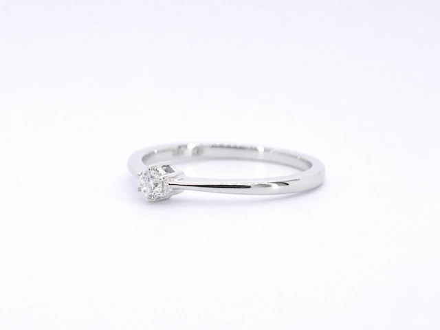 Witgouden ring solitaire met een briljant geslepen diamant - afbeelding 10 van  11