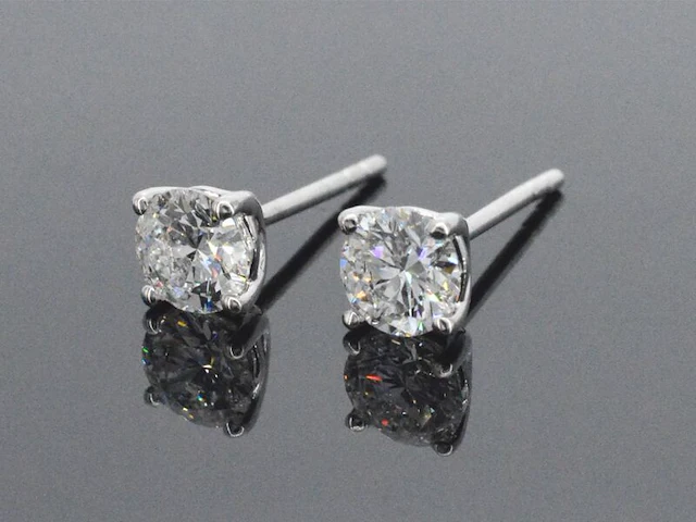 Witgouden solitair oorbellen met briljant geslepen diamanten 1.00 carat - afbeelding 3 van  7